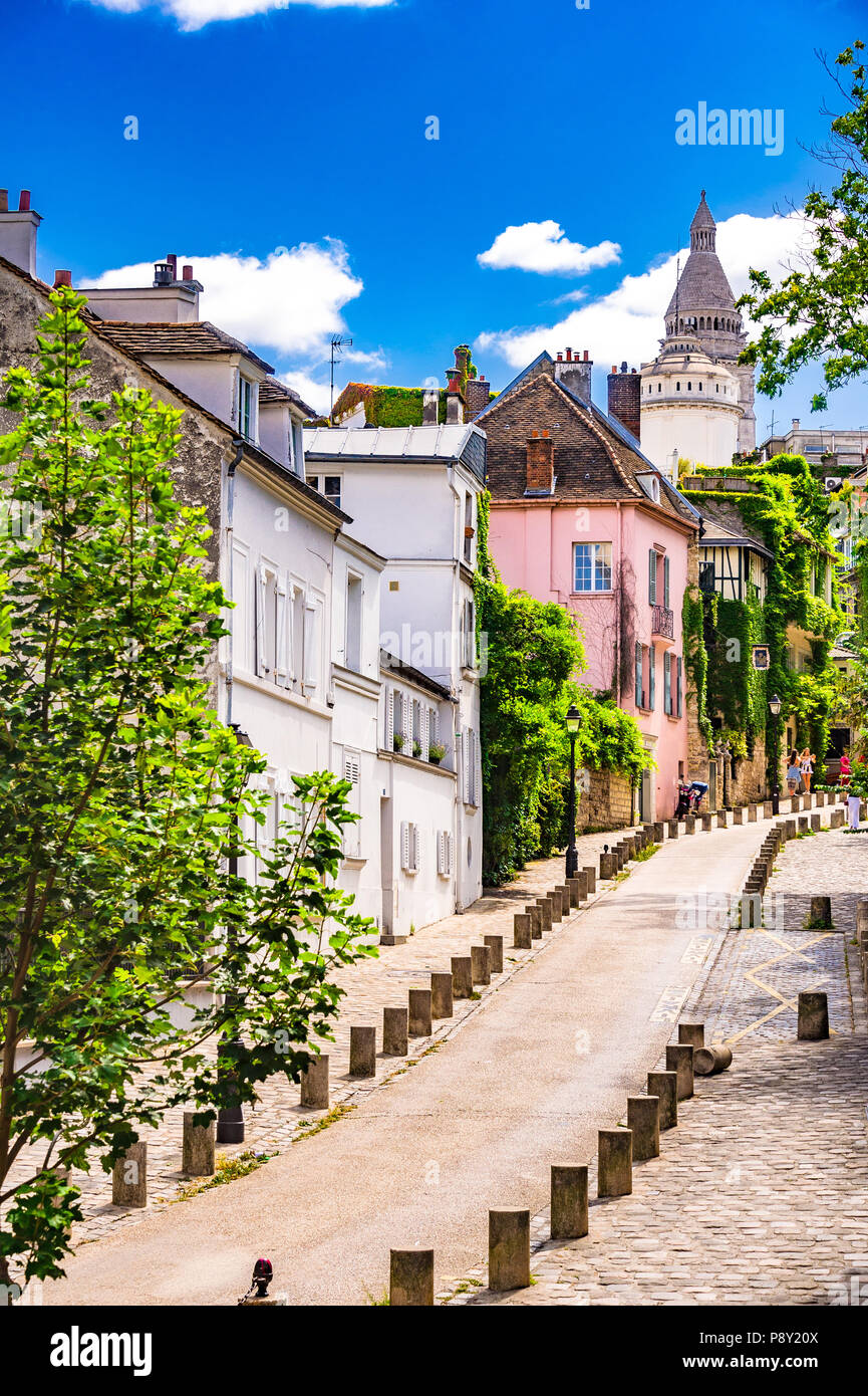 La liquidation célèbre rue de l'Abreuvoir à Montmartre offre une vue sur Basilique du Sacré-Cœur, Paris, France. Banque D'Images