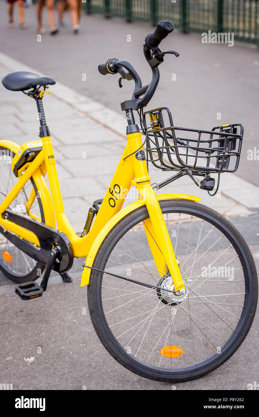 L'OFO ride partager location sur une rue de Paris Banque D'Images