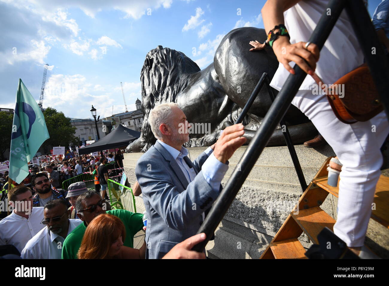 Leader du travail Jeremy Corbyn se prépare à parler à une foule rassemblée pour protester contre la visite du président américain Donald Trump à Trafalgar Square, Londres. Banque D'Images