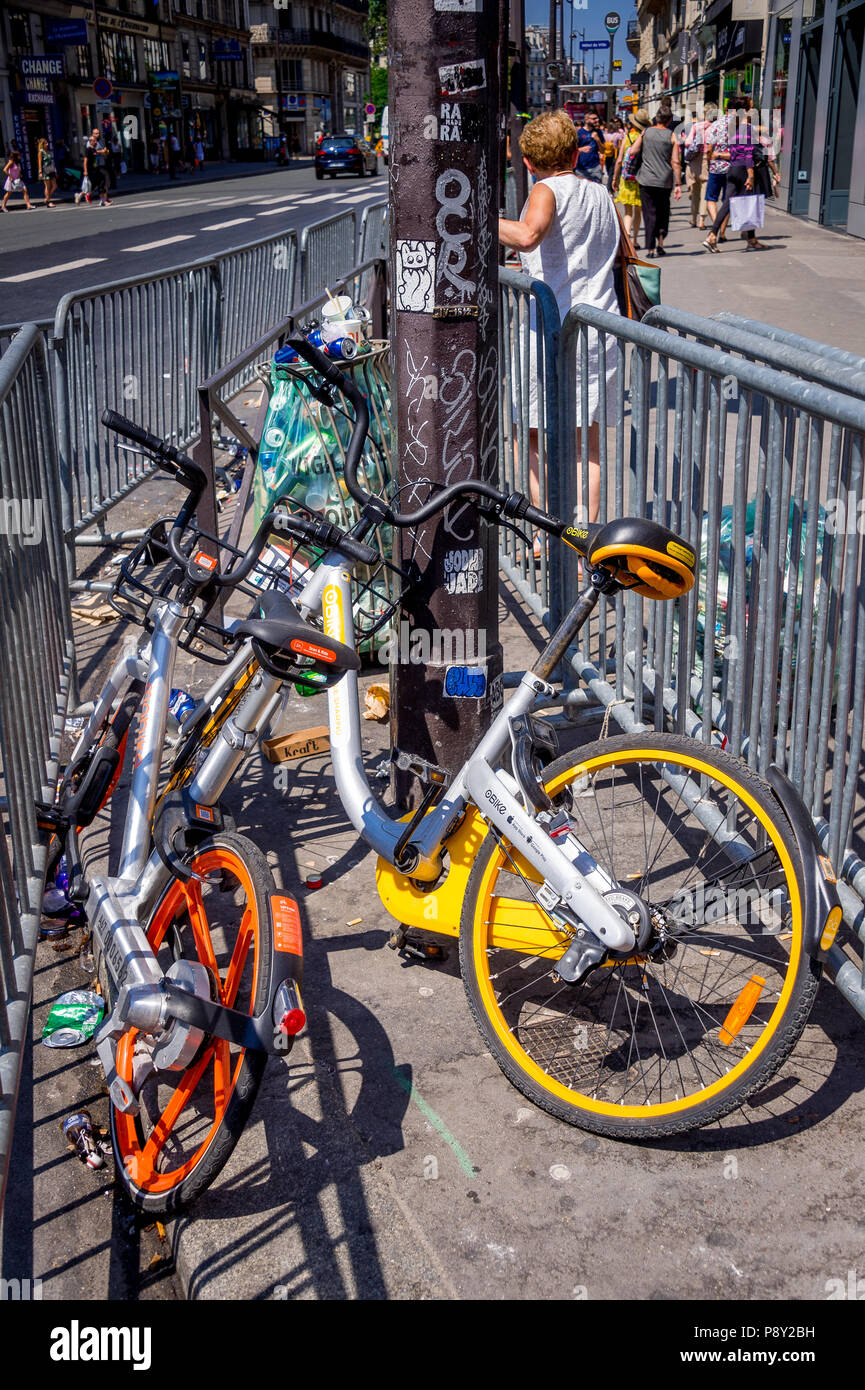 Ride Partager les vélos abandonnés sur une rue de Paris Banque D'Images