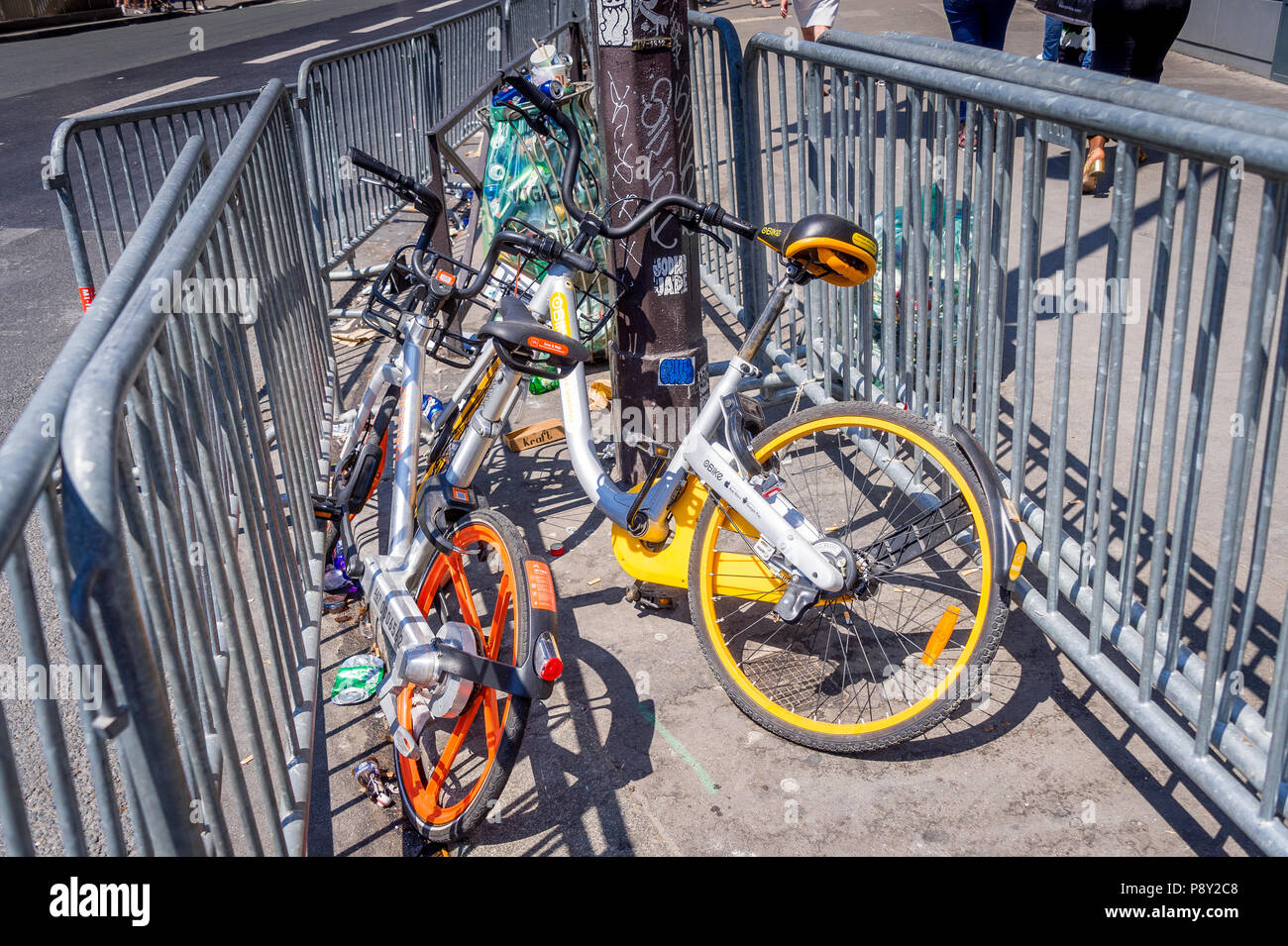 Ride Partager les vélos abandonnés sur une rue de Paris Banque D'Images