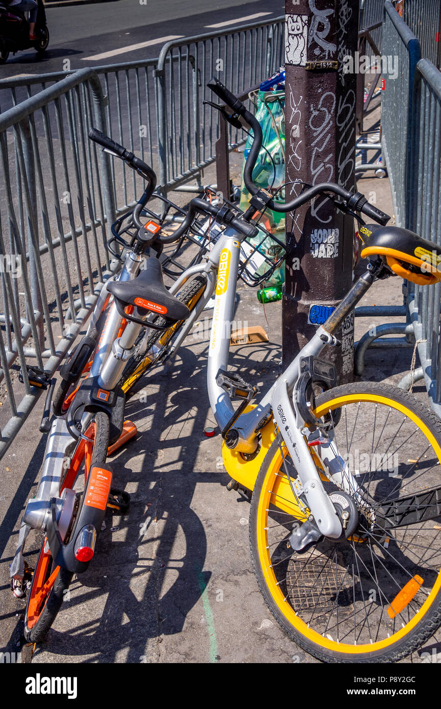 Ride Partager les vélos abandonnés sur une rue de Paris Banque D'Images