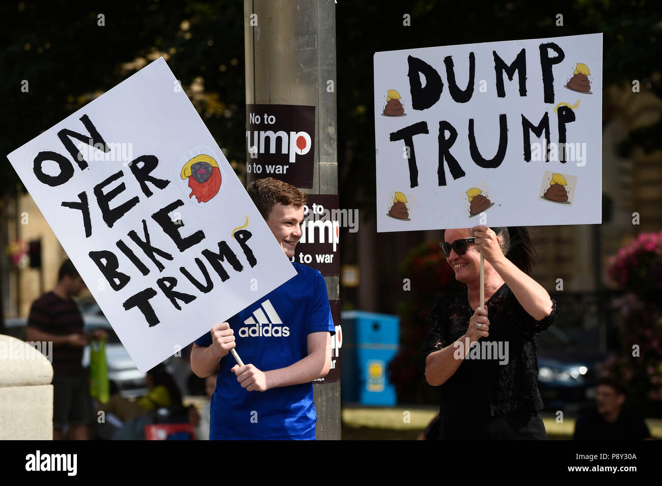 Les manifestants à George Square, Glasgow, pour l'Ecosse United contre Trump protester contre la visite du président américain Donald Trump au Royaume-Uni. Banque D'Images