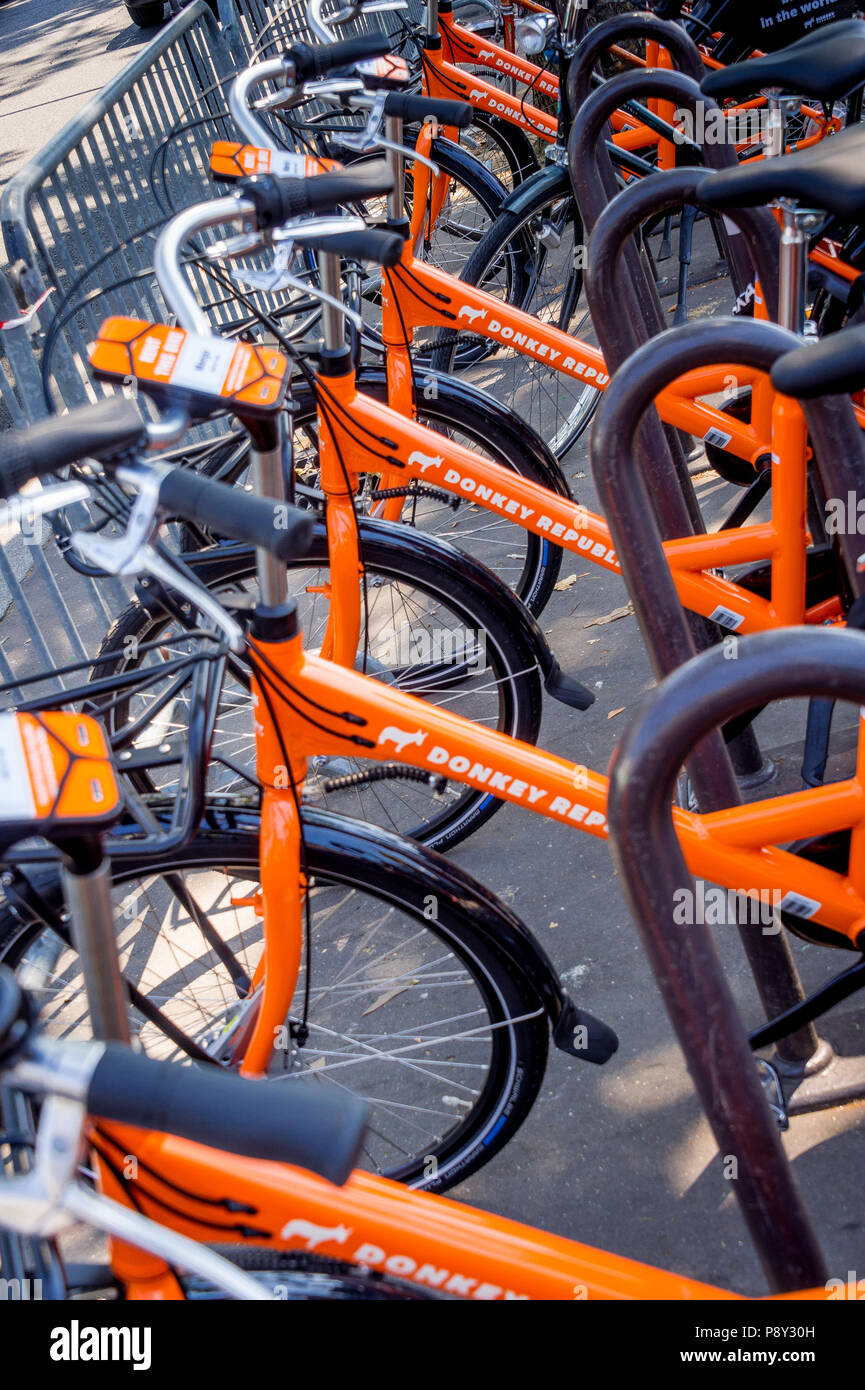 Le nouveau manège partager Bicycle Company, l'âne sur la rue de Paris Banque D'Images