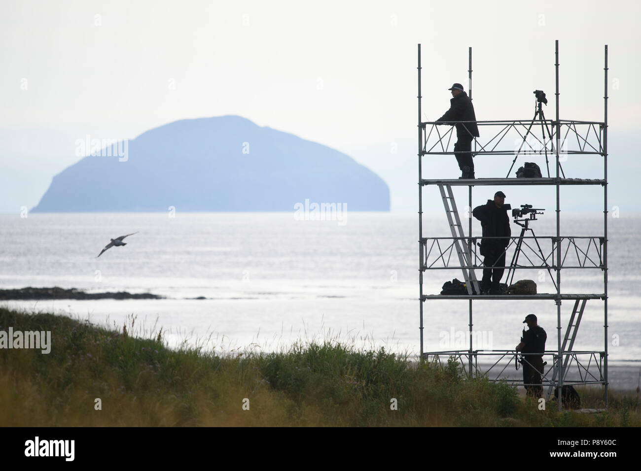 La numérisation de la police au Trump golf Turnberry Resort Ayrshire du Sud, backdropped par Ailsa Craig island, comme le Président des Etats-Unis, Donald Trump est prévu dans le cadre de sa visite au Royaume-Uni. Banque D'Images