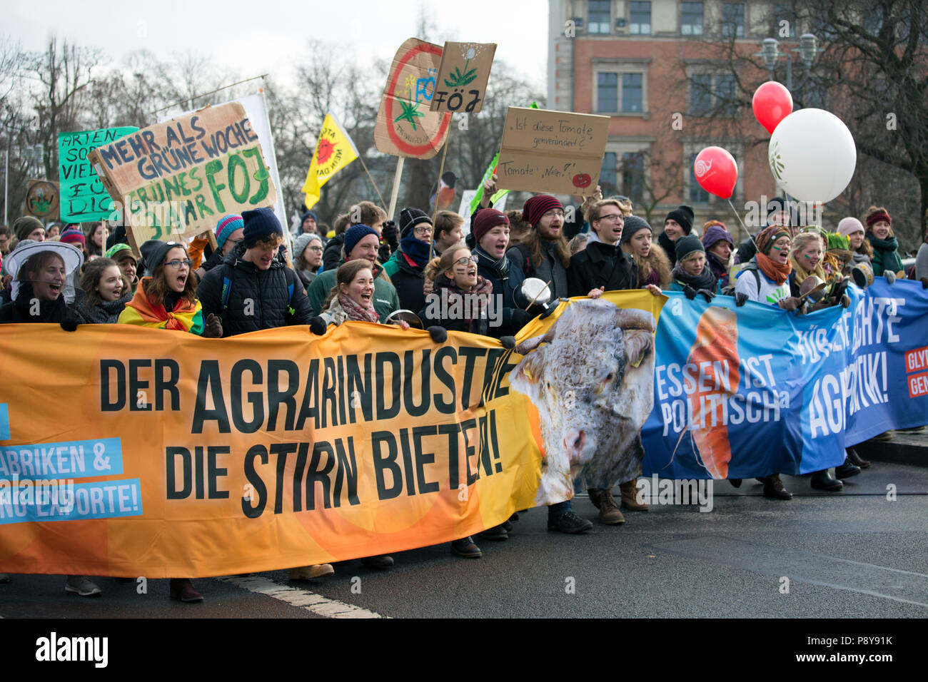 Berlin, Allemagne, les gens protestent avec des bannières à la démo - nous sommes malades ! Banque D'Images