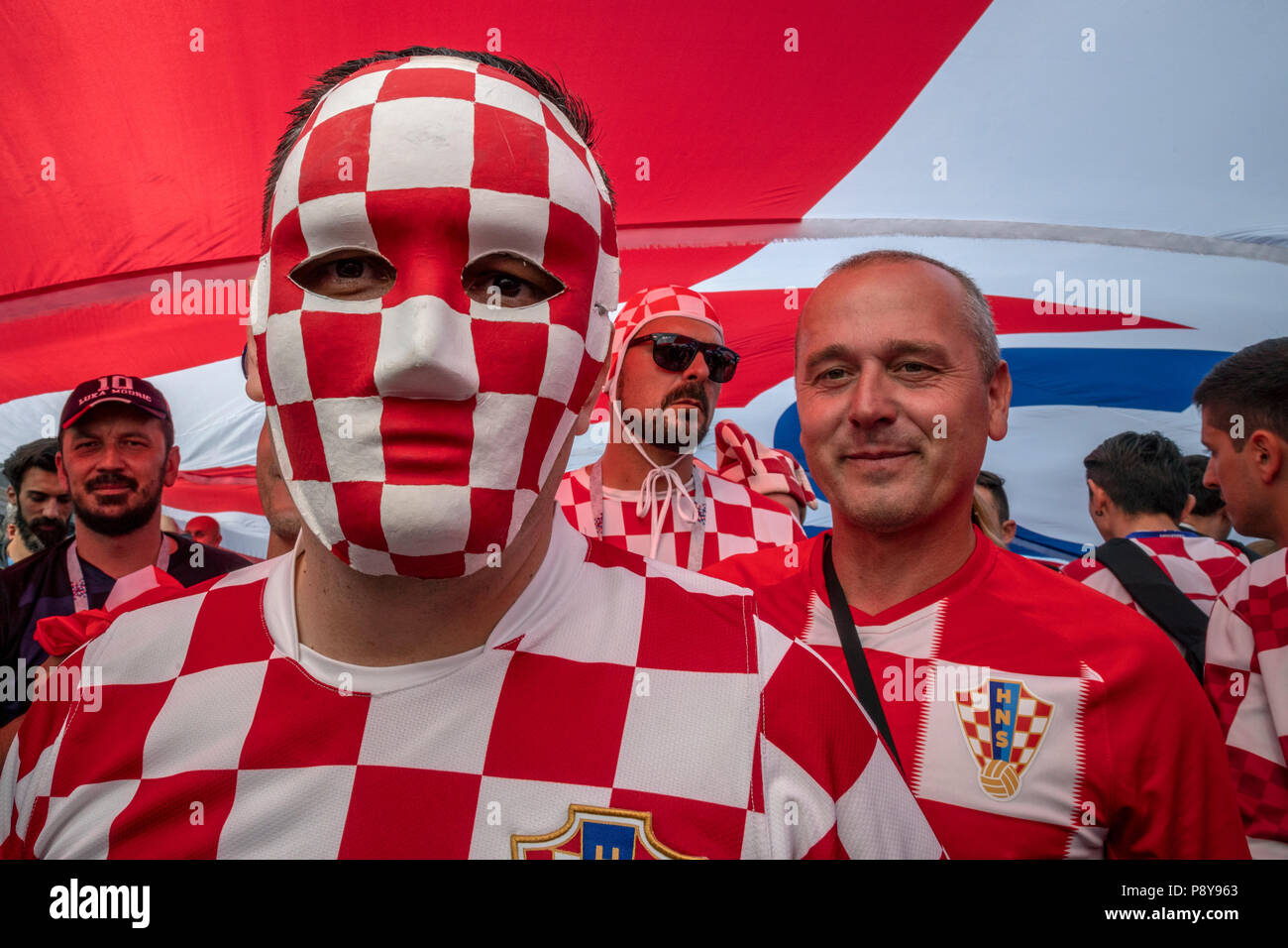Les fans de football croate cheer au centre de Moscou avant le match de l'Angleterre contre la Croatie de la Coupe du Monde FIFA 2018 Russie Banque D'Images
