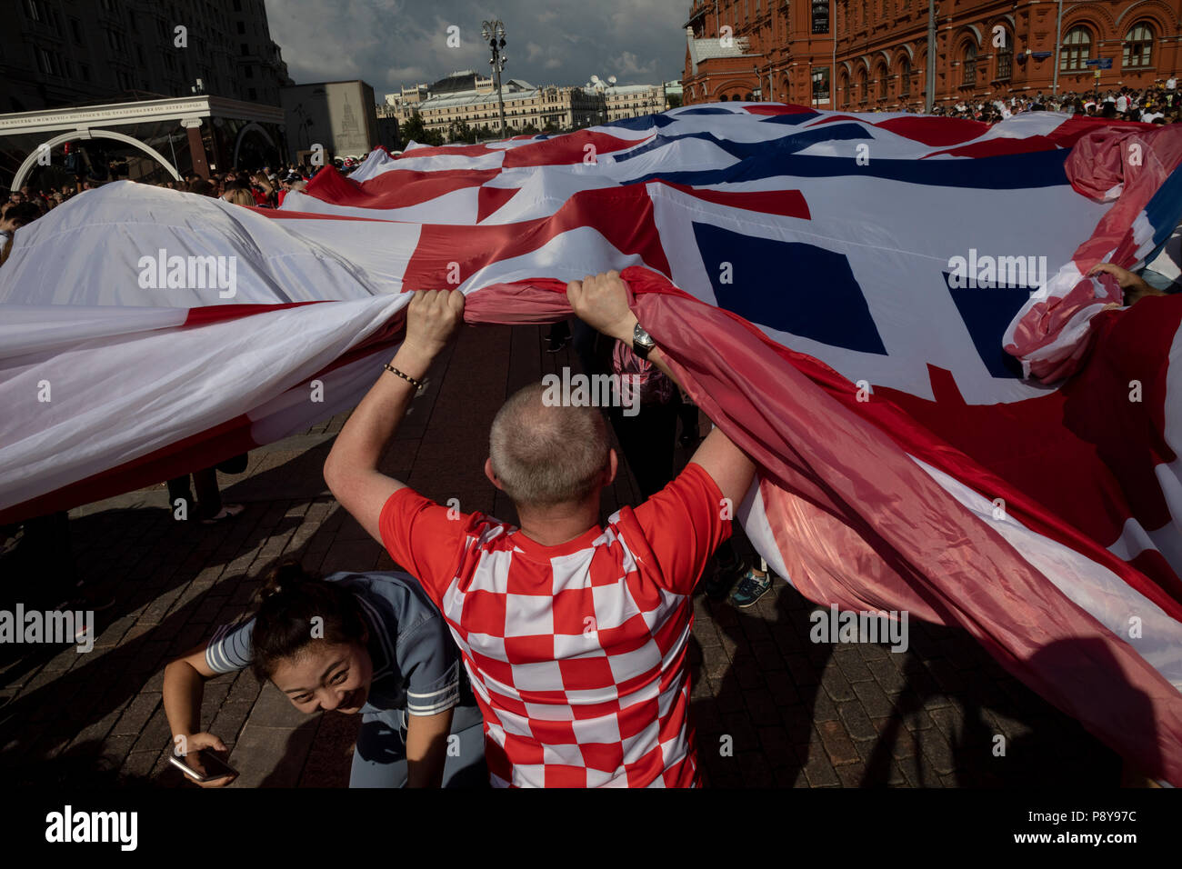 Les fans de football croate cheer au centre de Moscou avant le match de l'Angleterre contre la Croatie de la Coupe du Monde FIFA 2018 Russie Banque D'Images