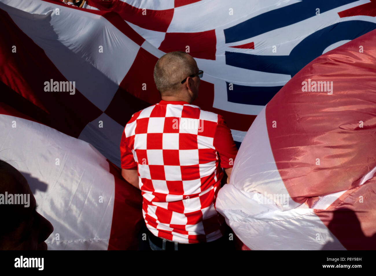 Les fans de football croate cheer au centre de Moscou avant le match de l'Angleterre contre la Croatie de la Coupe du Monde FIFA 2018 Russie Banque D'Images