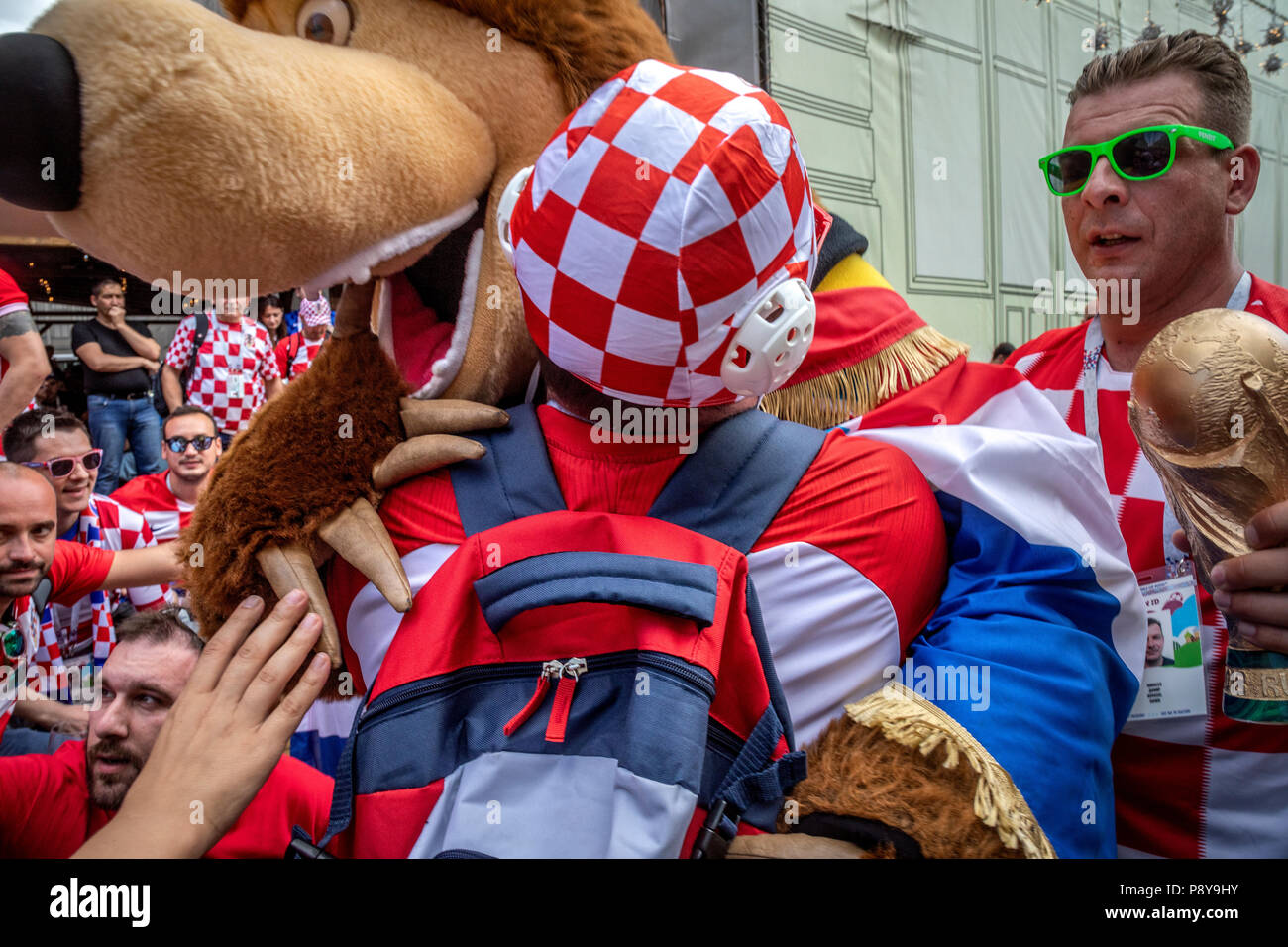 Les fans de football croate cheer au centre de Moscou avant le match de l'Angleterre contre la Croatie de la Coupe du Monde FIFA 2018 Russie Banque D'Images