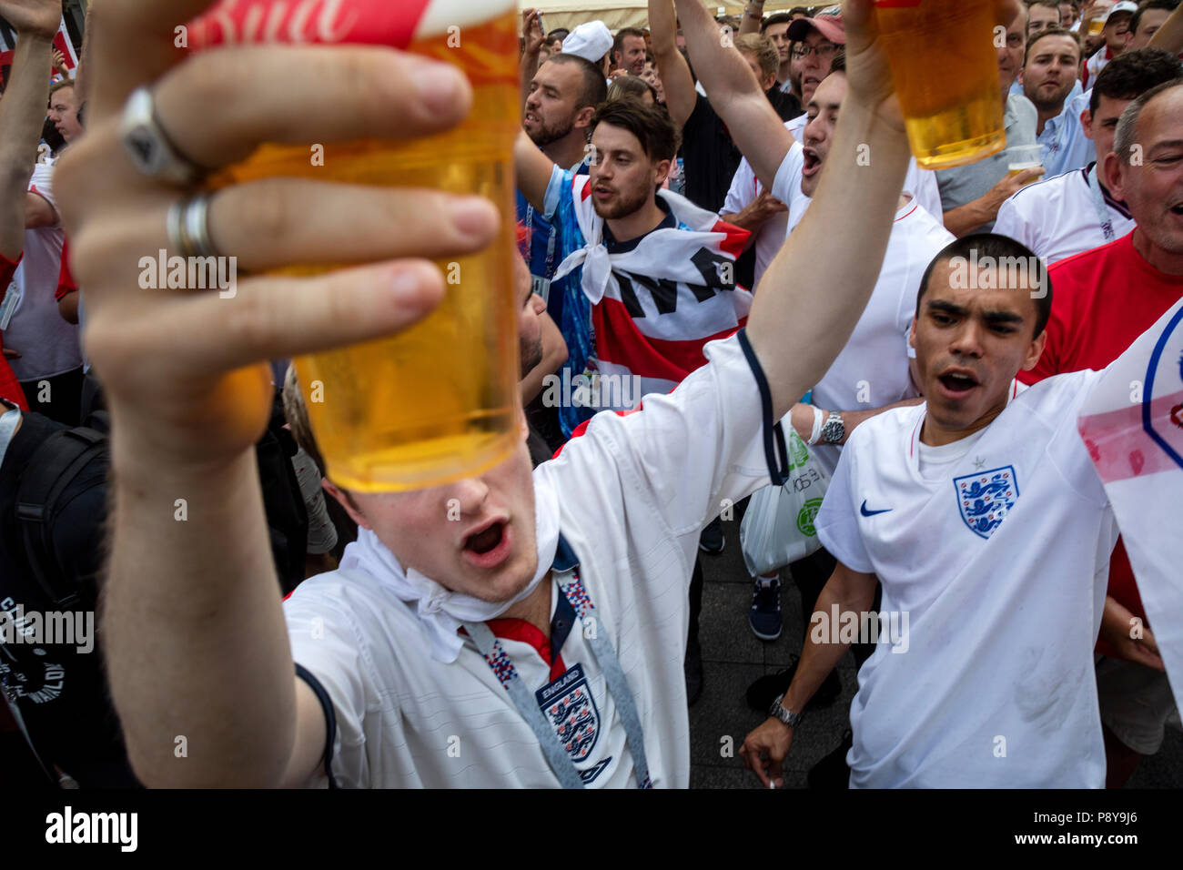 Les fans de football anglais cheer et boire de la bière à Moscou de la rue Nikolskaïa avant le match de l'Angleterre contre la Croatie de la Coupe du Monde FIFA 2018 Russie Banque D'Images