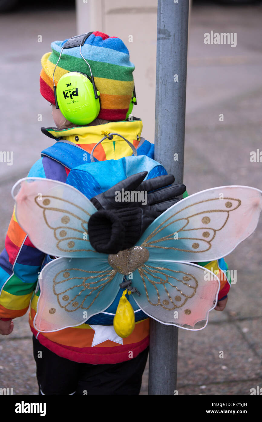 Berlin, Allemagne, vêtu comme un papillon fille avec une protection auditive Banque D'Images