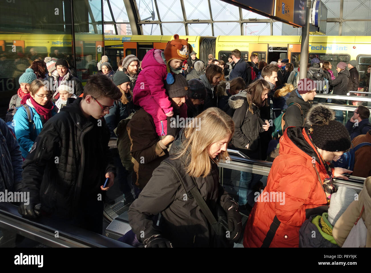 Berlin, Allemagne, les voyageurs sur un S-Bahnsteig de la gare principale Banque D'Images