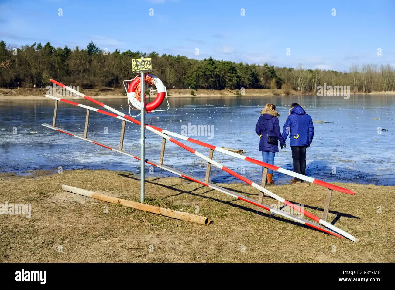À l'échelle de sauvetage dans le lac Habermannsee Berlin-schoenefeld, Berlin, Allemagne Banque D'Images