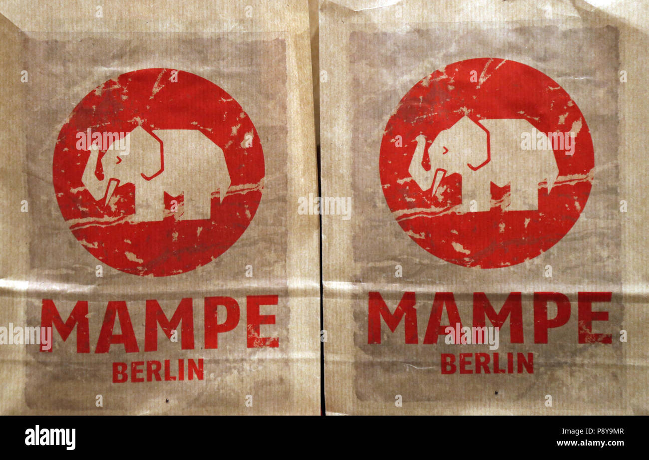 Berlin, Allemagne, les sacs avec le logo d'Schnapsmanufaktur Mampe Banque D'Images