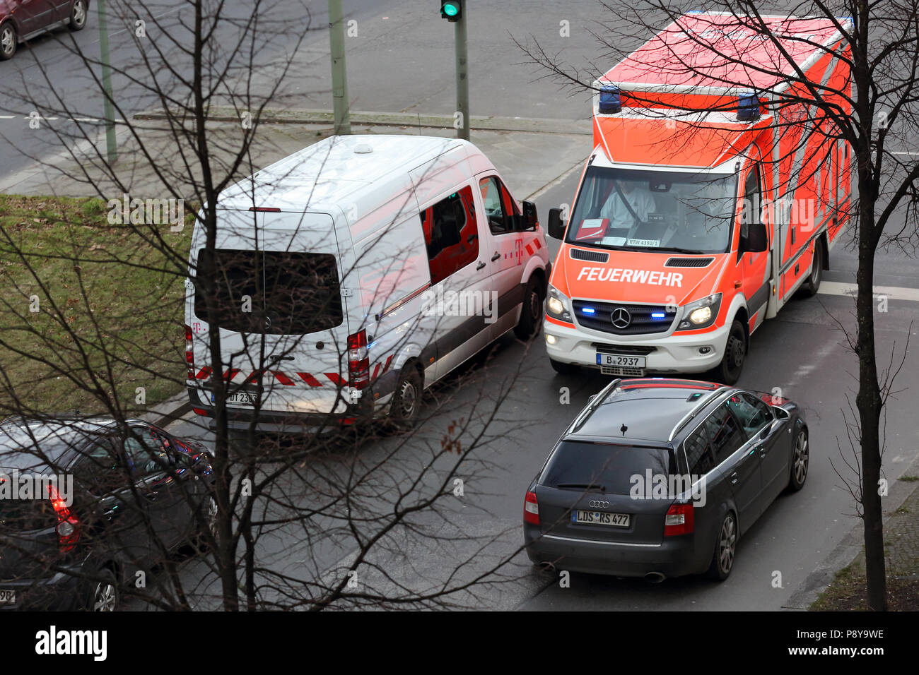 Berlin, Allemagne, de l'ambulance des pompiers de Berlin dans la circulation venant en sens inverse Banque D'Images
