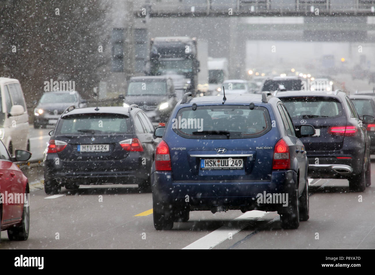 Munich, Allemagne, le trafic lourd des chutes de neige sur l'autoroute A8 Banque D'Images