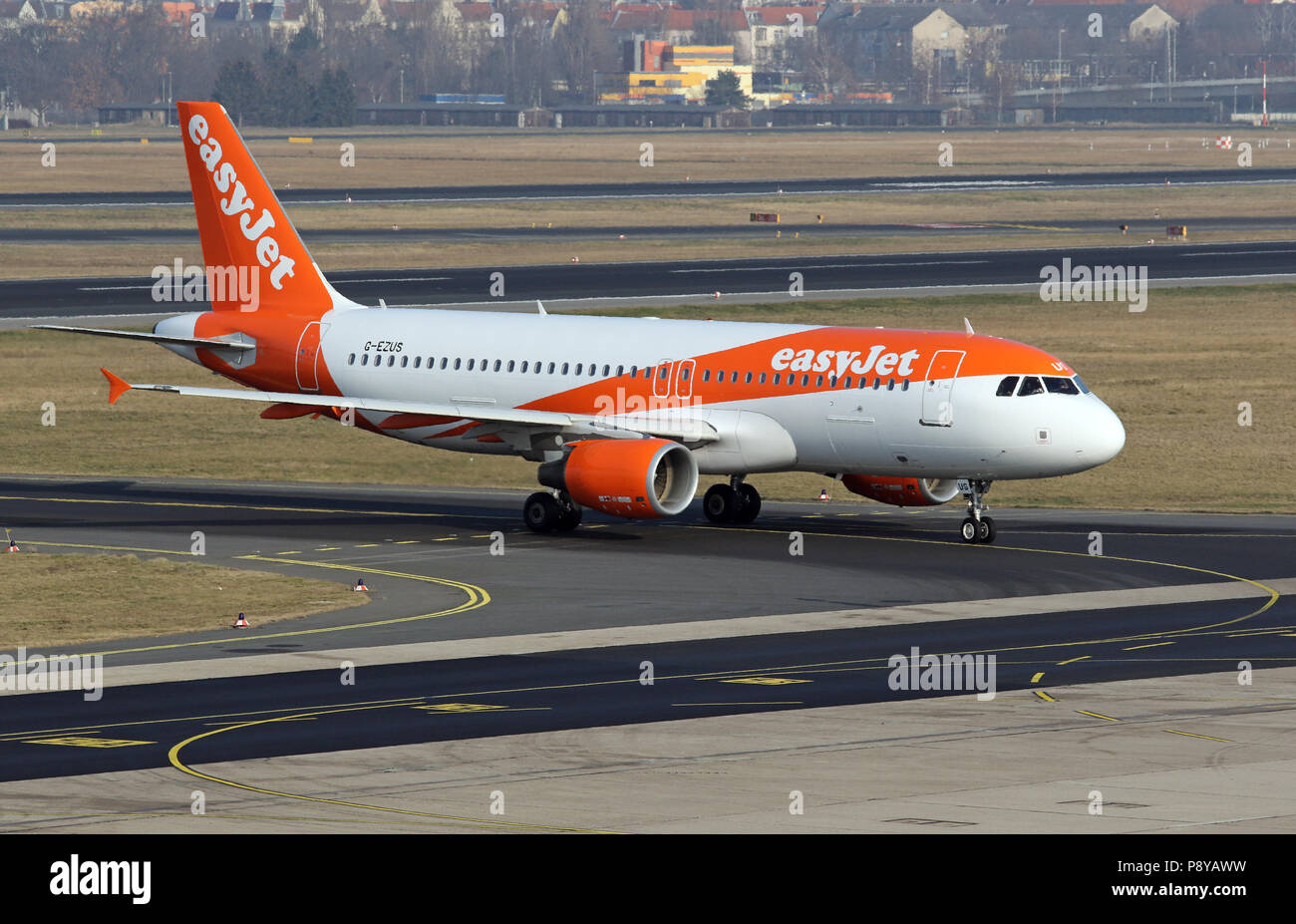 Berlin, Allemagne, l'Airbus A320 de la compagnie aérienne easyJet sur une bretelle de l'aéroport Berlin-Tegel Banque D'Images