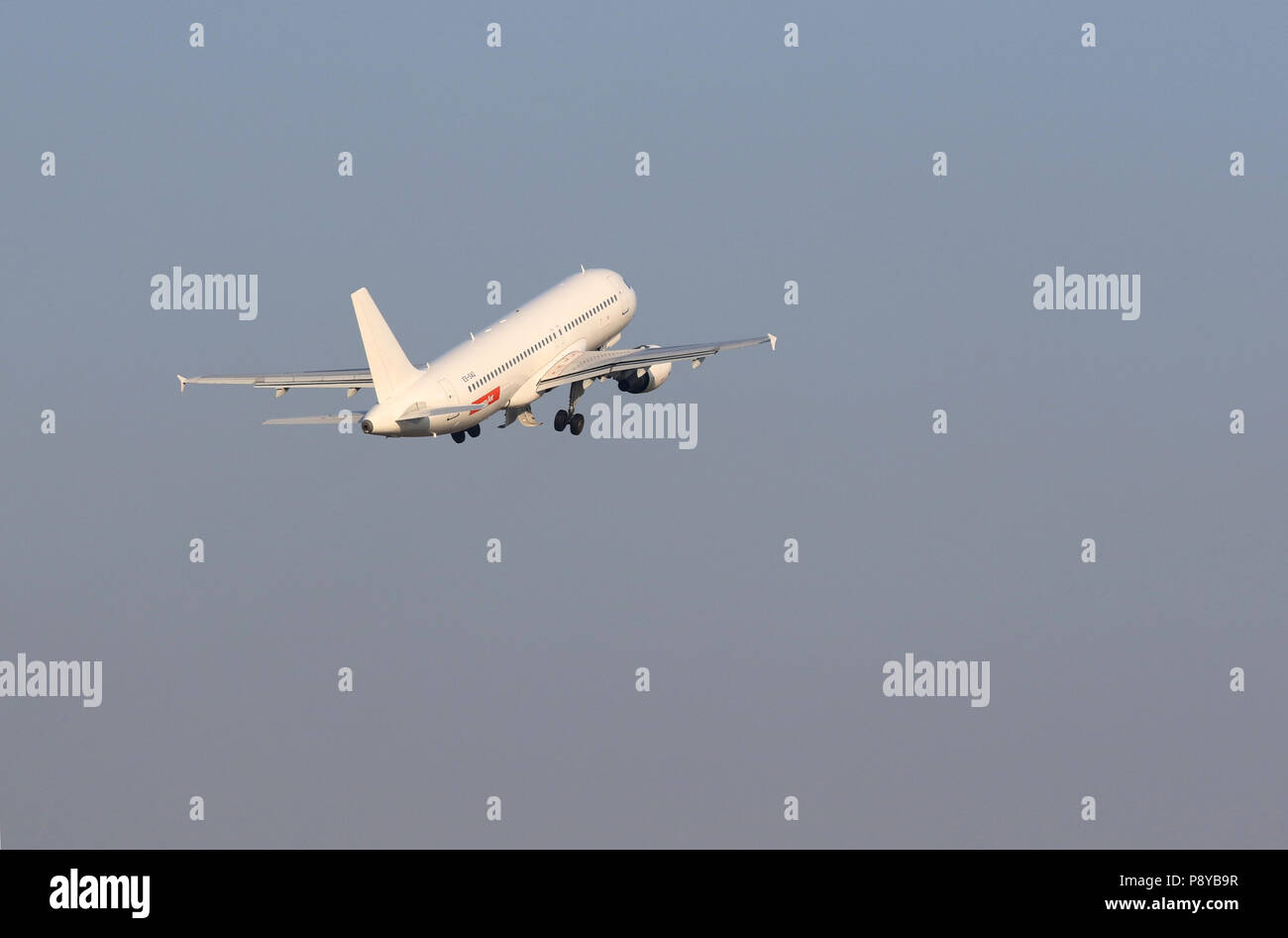 Berlin, Allemagne, par la compagnie aérienne easyJet Airbus A320 de l'SmartLynx après le décollage Banque D'Images