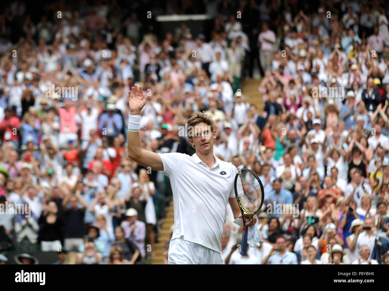 Kevin Anderson célèbre sa huitième édition de Wimbledon en Afrique du Sud, Battre la neuvième semence américaine John Isner 7-6 (8/6) 6-7 (5/7) 6-7 (9/11) 6-4 26-24 dans la plus longue demi-finale de l'histoire du tournoi le 11 e jour des championnats de Wimbledon au All England Lawn tennis and Croquet Club, Wimbledon. Banque D'Images
