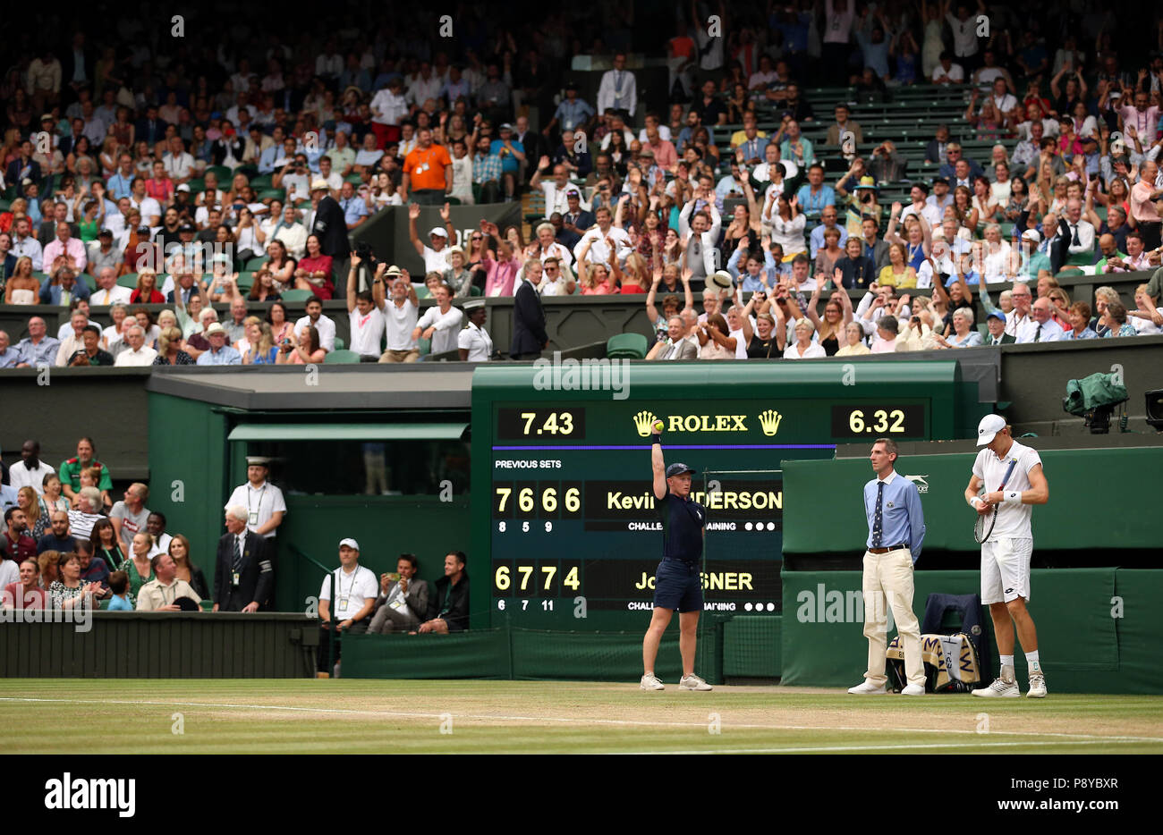 La foule prendre part à une vague mexicaine comme Kevin Anderson attend  pour servir au jour 11 de l'de Wimbledon à l'All England Lawn Tennis et  croquet Club, Wimbledon. ASSOCIATION DE PRESSE