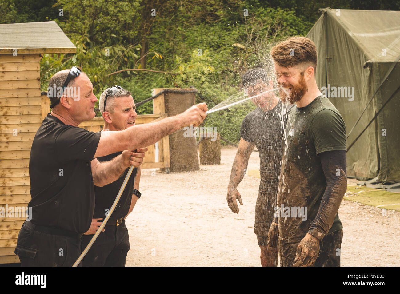 Trainer lave-mans visage avec de l'eau Banque D'Images