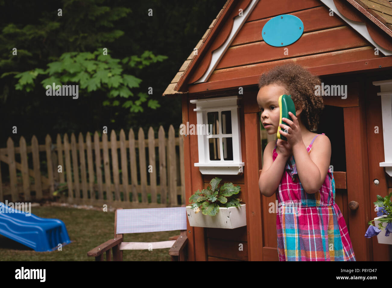 Fille jouant dans le jardin Banque D'Images