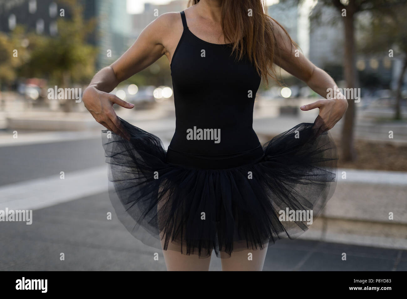 Woman performing ballet dans la ville Banque D'Images