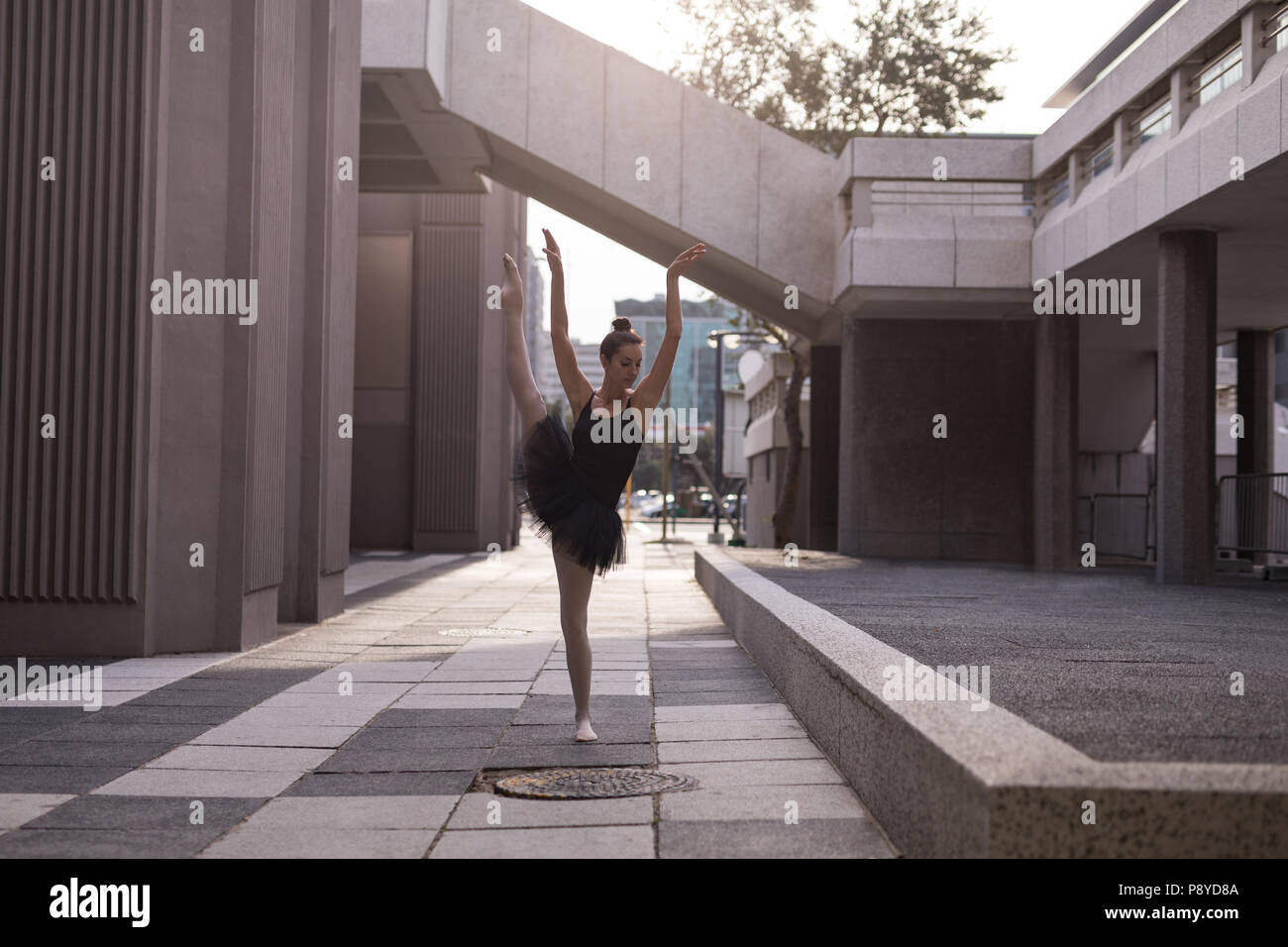 Woman performing ballet dans la ville Banque D'Images