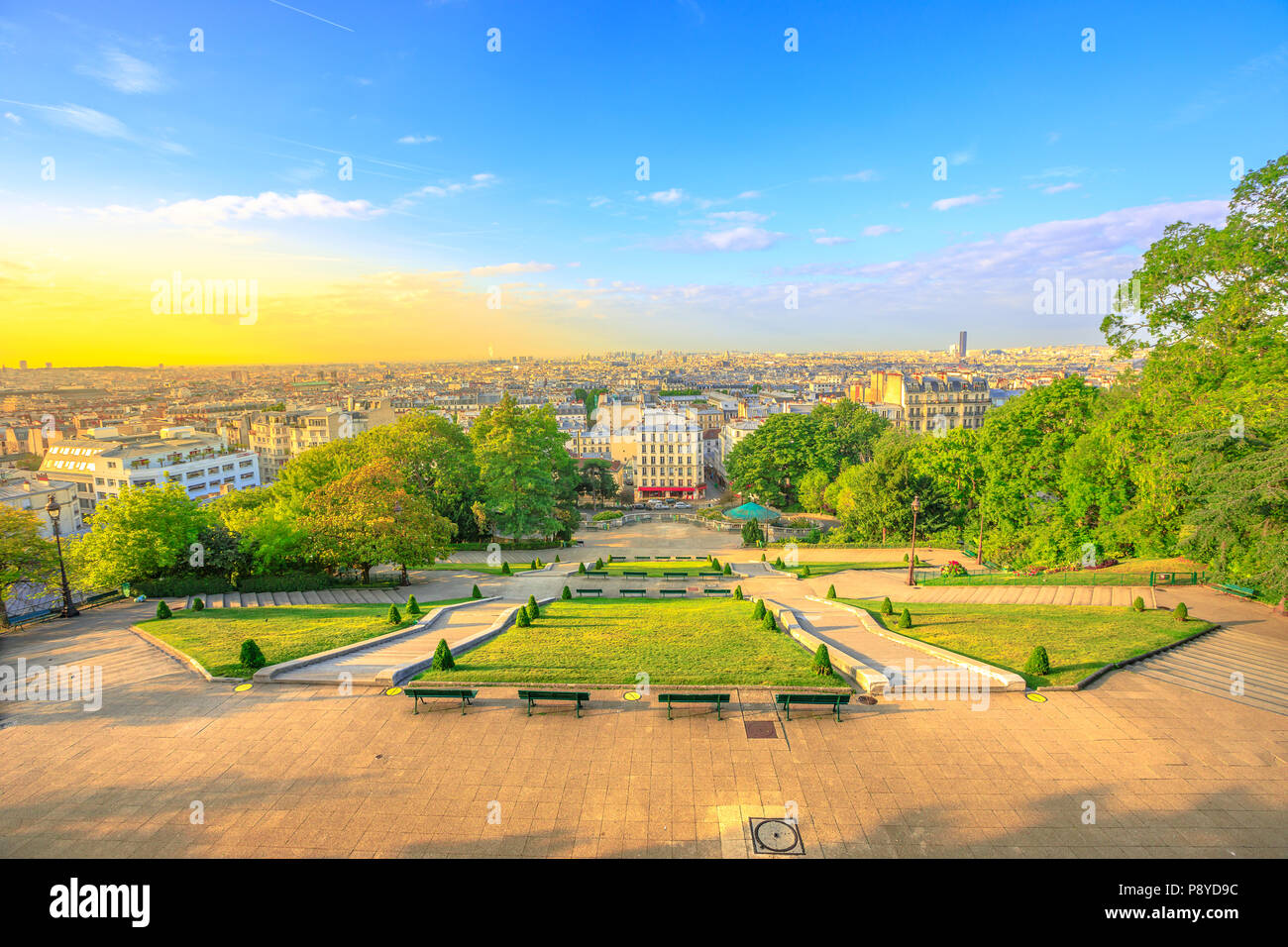 Escalier de l'église Sacré-Cœur à partir de la terrasse de la cathédrale, le plus haut point de la ville de Paris, Montmartre, France, Europe. Vue panoramique sur Paris au coucher du soleil et la ligne d'horizon au-dessus de la ville. Banque D'Images