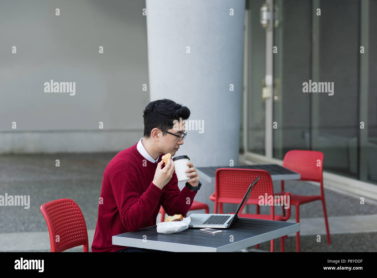 L'homme le café et petit-déjeuner à outdoor cafe Banque D'Images