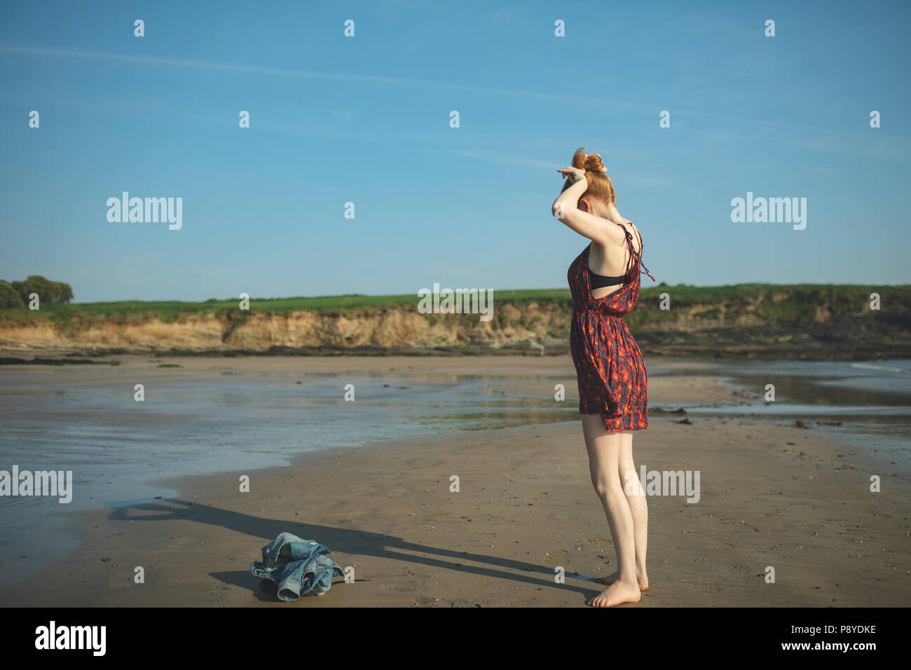 Femme jouant avec son ombre sur la plage Banque D'Images