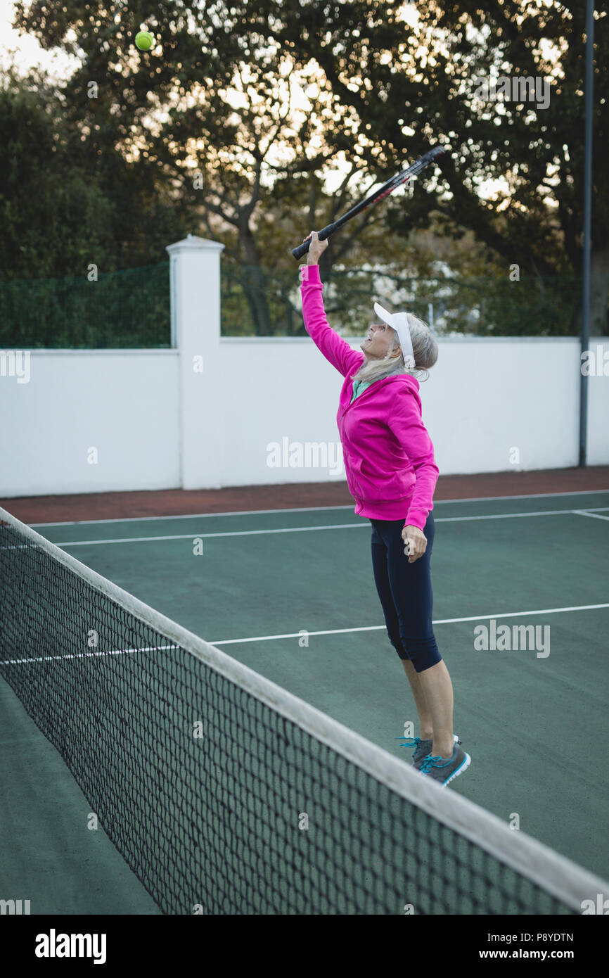 Senior woman playing tennis tennis de Banque D'Images