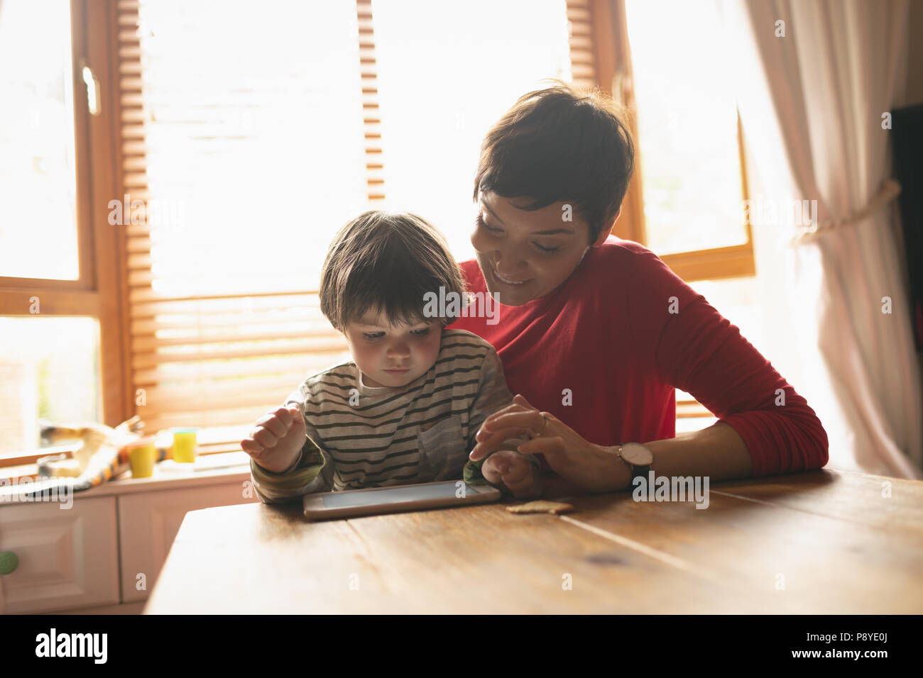 L'enseignement de mère en fils on digital tablet Banque D'Images