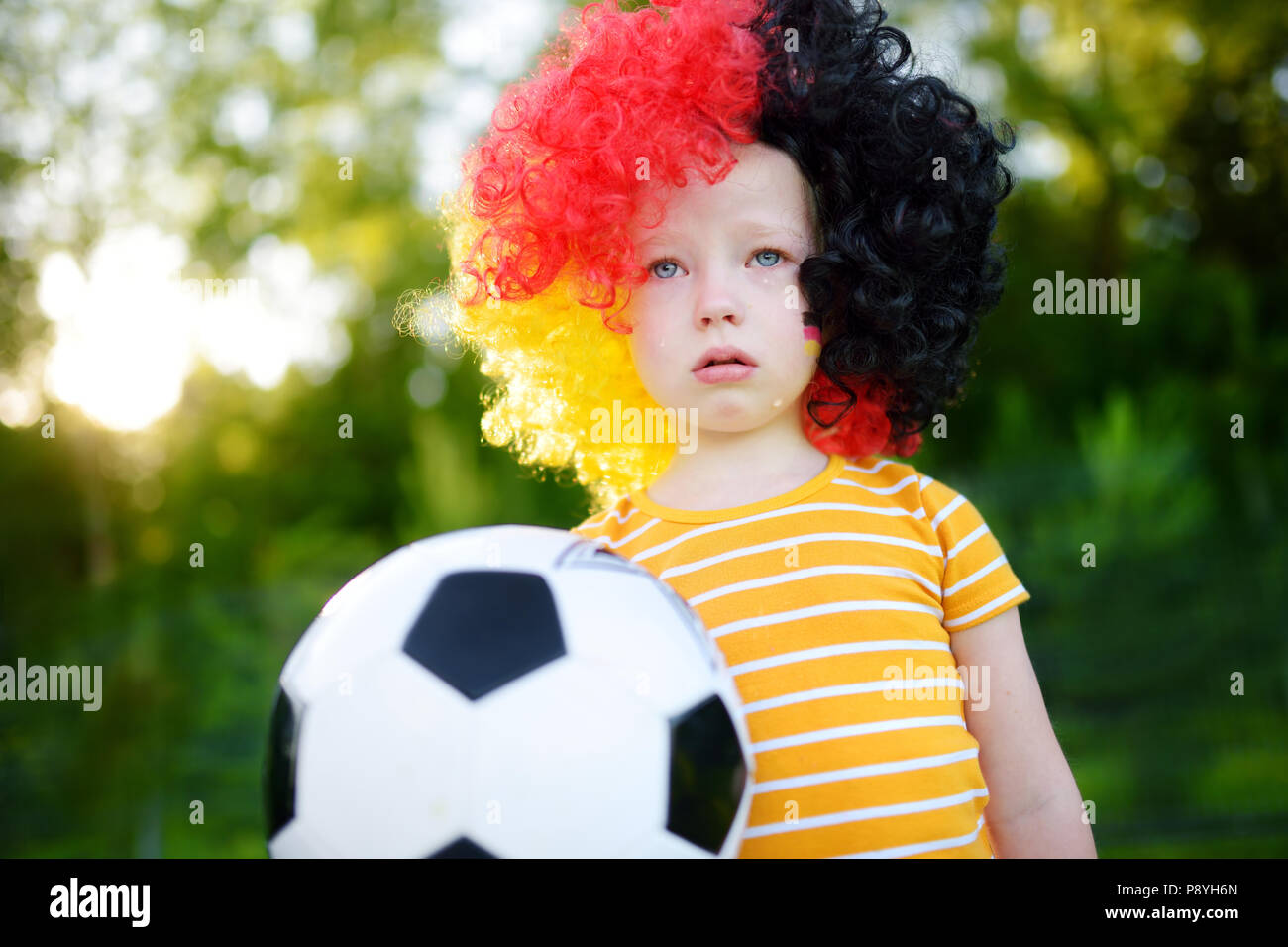 Peu triste enfant allemand pleurer sur sa perte de l'équipe nationale de football en championnat de soccer Banque D'Images