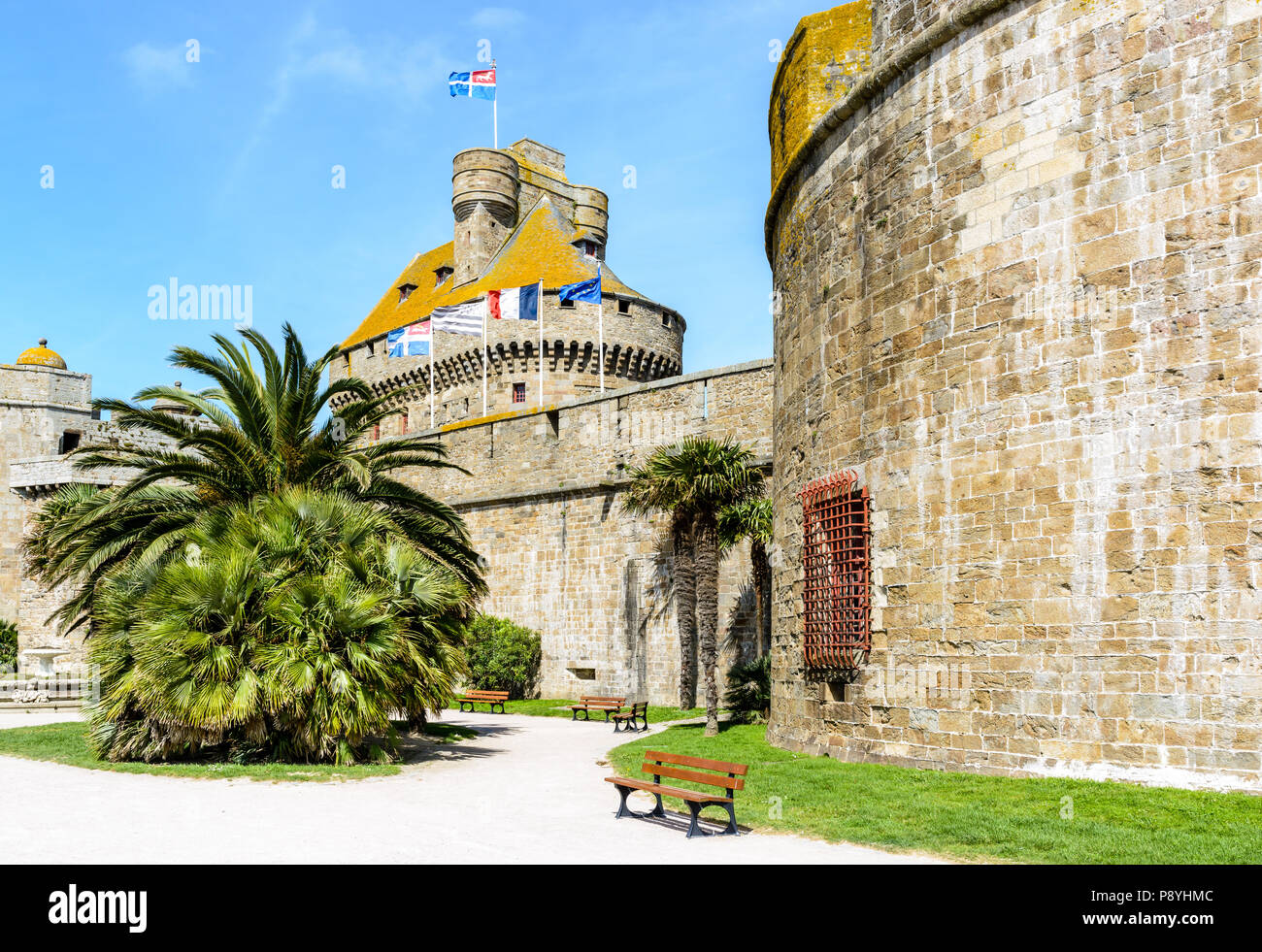 Château de la Duchesse Anne de Bretagne dans la vieille ville de Saint-Malo, France, avec le donjon dépassant le rempart et les drapeaux dans le vent. Banque D'Images