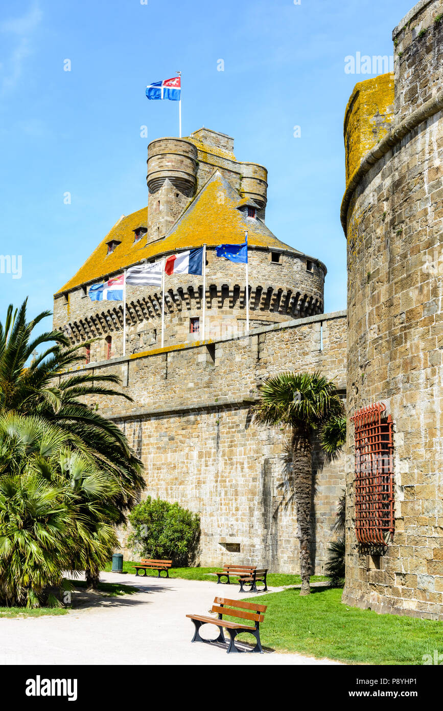 Château de la Duchesse Anne de Bretagne dans la vieille ville de Saint-Malo, France, avec le donjon dépassant le rempart et les drapeaux dans le vent. Banque D'Images