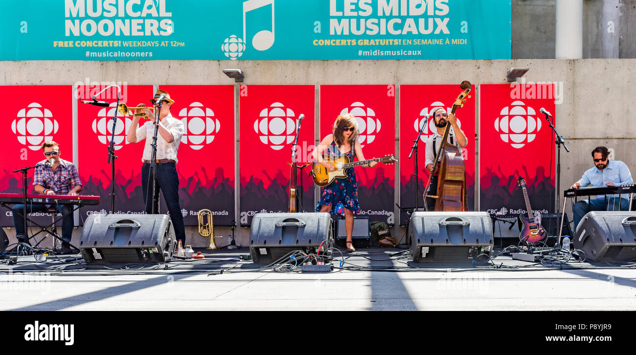 Little Miss Higgins en concert à SRC encore de Nooners, Vancouver, Colombie-Britannique, Canada. Banque D'Images