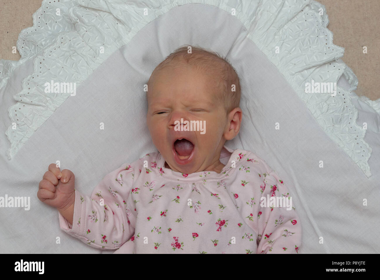 Pleurer bébé nouveau-né portrait, émotions Banque D'Images