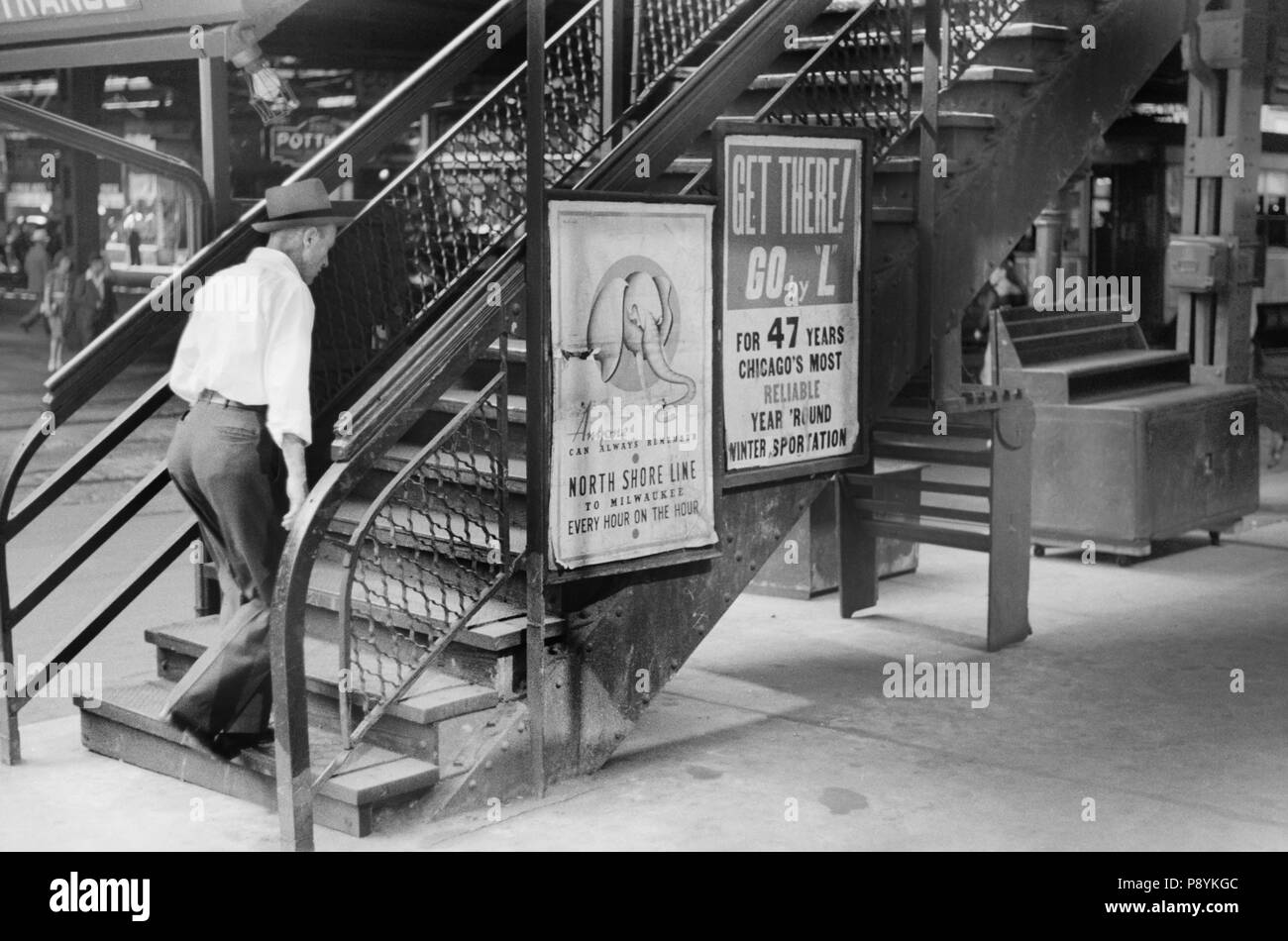 Man Walking up 'L' Étapes, Chicago, Illinois, USA, John Vachon, Farm Security Administration, Juillet 1940 Banque D'Images