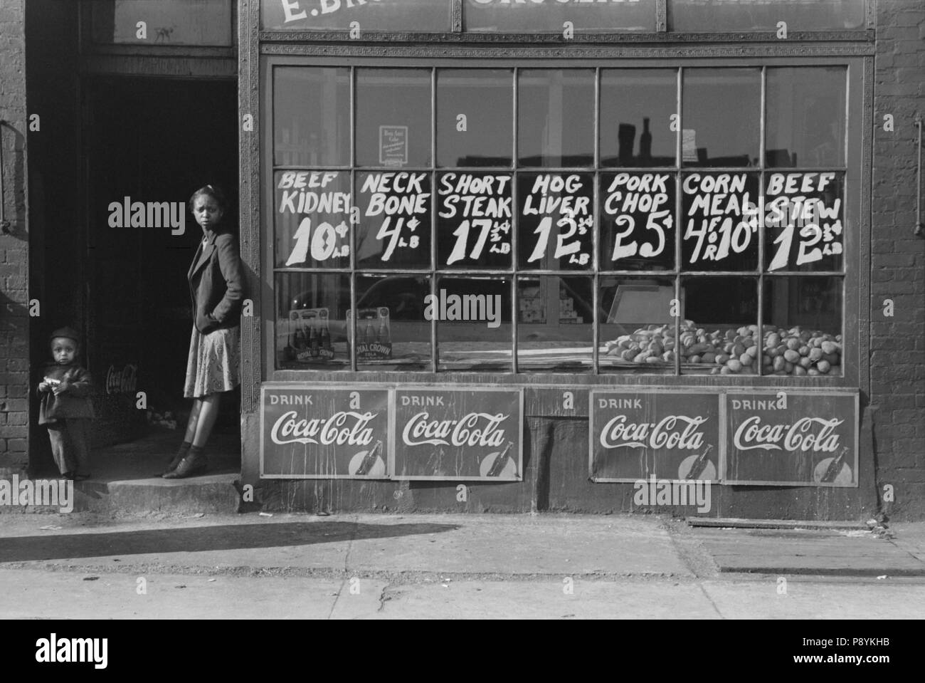 Deux enfants se tenant dans la porte de l'épicerie, côté sud, Chicago, Illinois, USA, Russell Lee, Farm Security Administration, Avril 1941 Banque D'Images