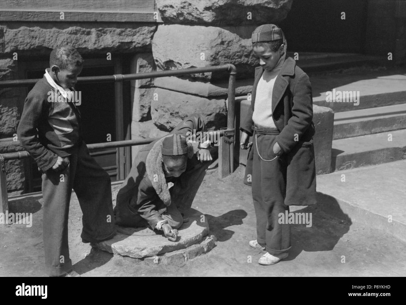 Trois garçons jouant aux billes, côté sud, Chicago, Illinois, USA, Russell Lee, Farm Security Administration, Avril 1941 Banque D'Images