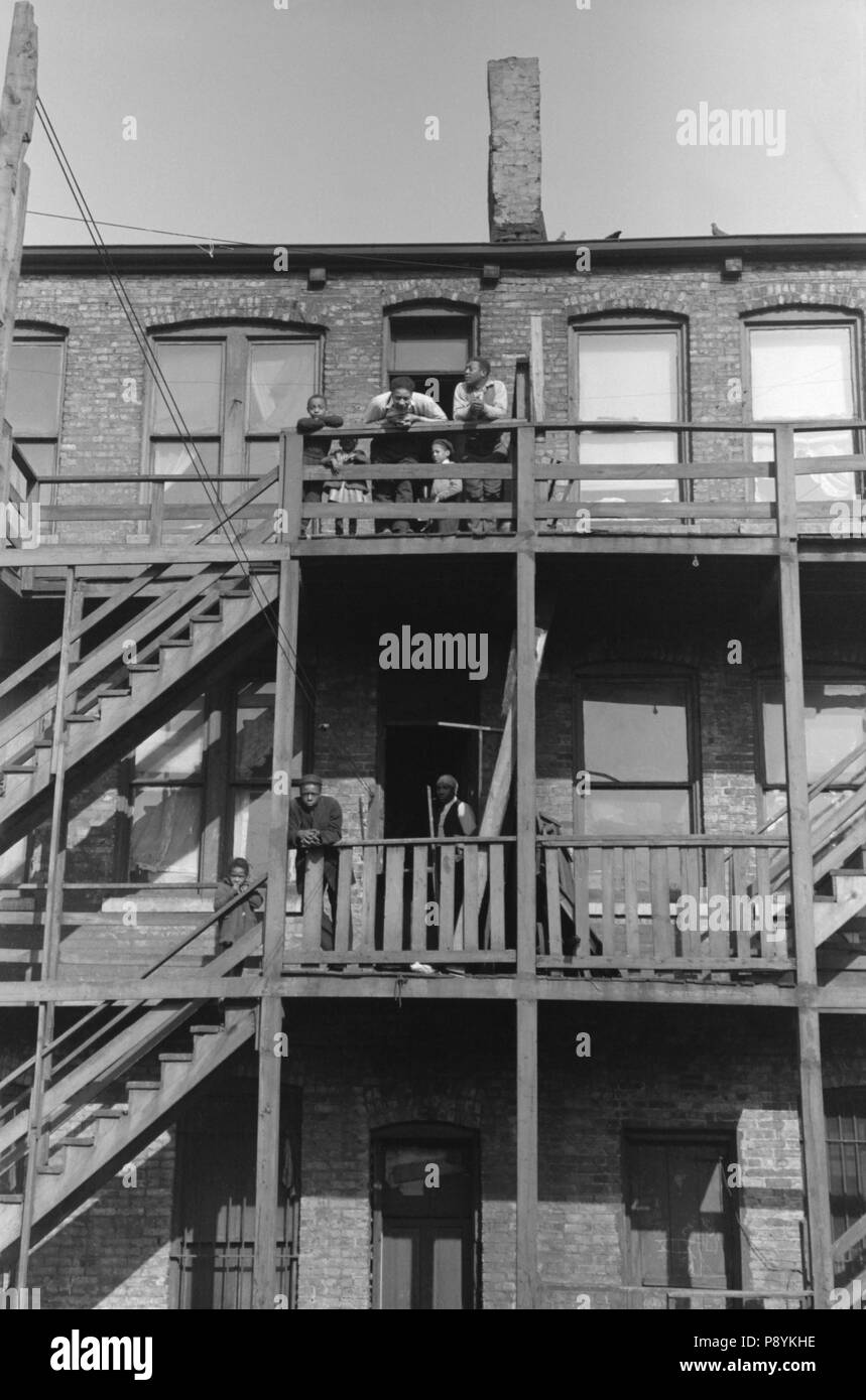 Vue arrière de l'appartement chambre avec escalier en bois, côté sud, Chicago, Illinois, USA, Russell Lee, Farm Security Administration, Avril 1941 Banque D'Images