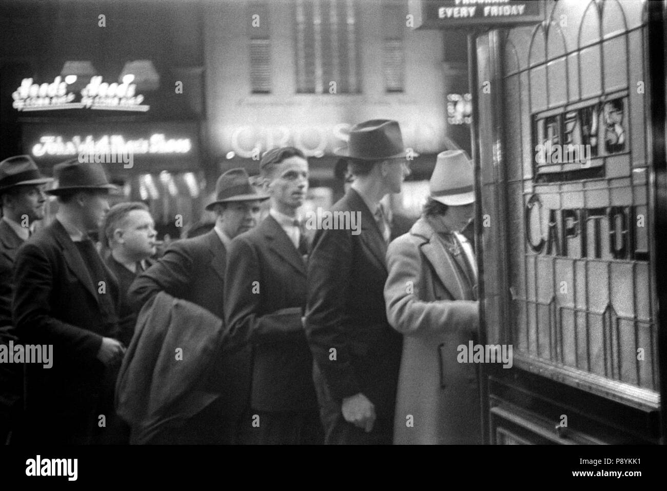 Les gens attendent en ligne pour des billets, Capital Loew's Motion Picture, théâtre, Washington DC, USA, David Myers, Farm Security Administration, 1939 Banque D'Images