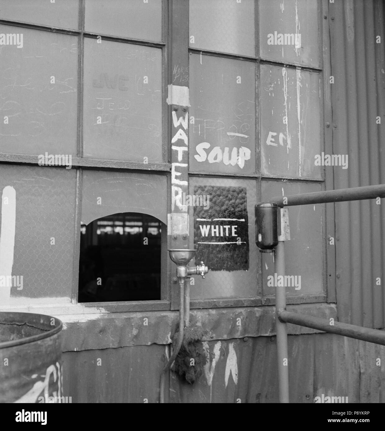 Fontaine d'eau potable marqué 'white' Bethlehem-Fairfield, chantiers navals, Baltimore Maryland, USA, Arthur S. Siegel, Office of War Information, Mai 1943 Banque D'Images