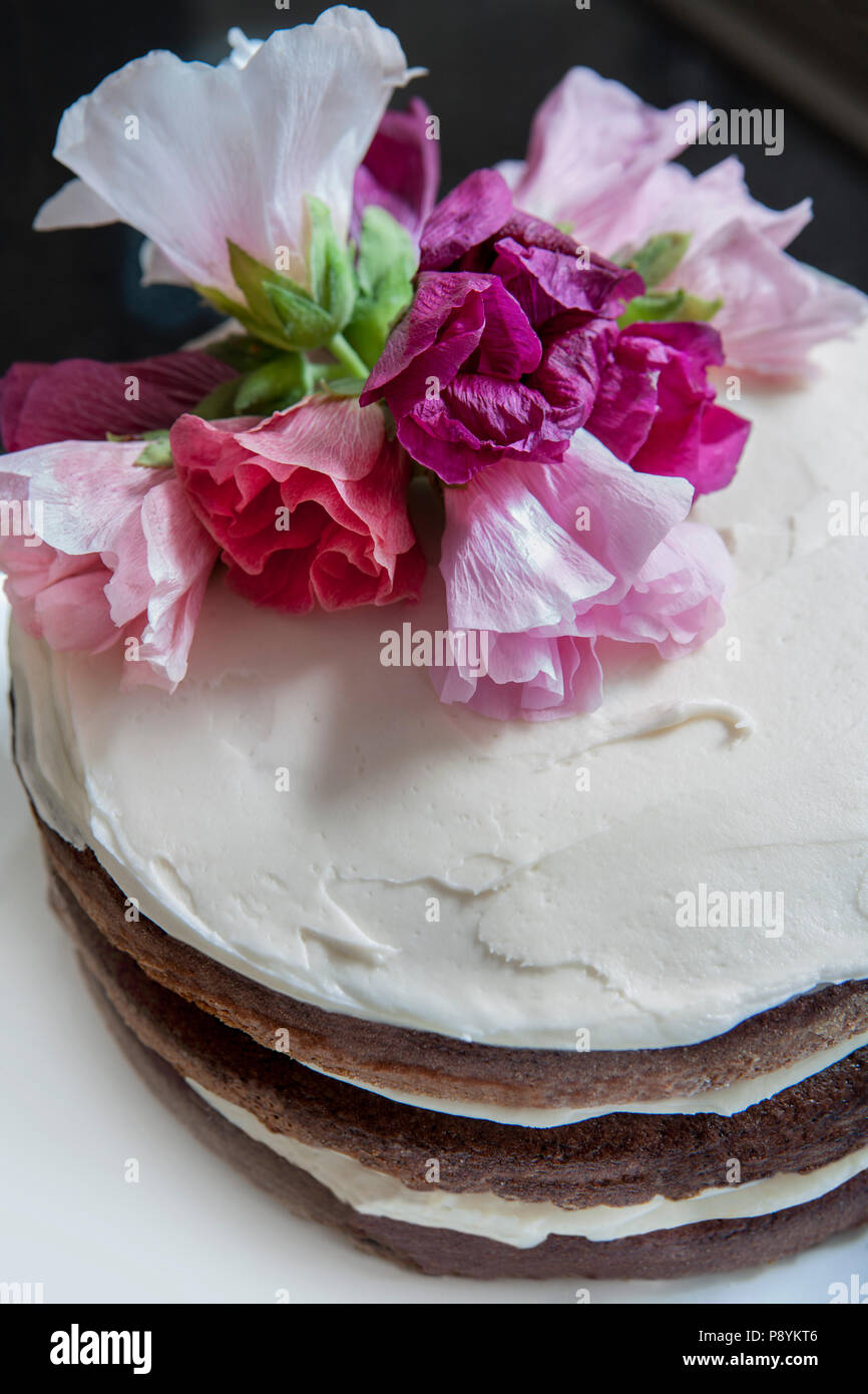 Cake with edible flowers Banque de photographies et d'images à haute  résolution - Alamy
