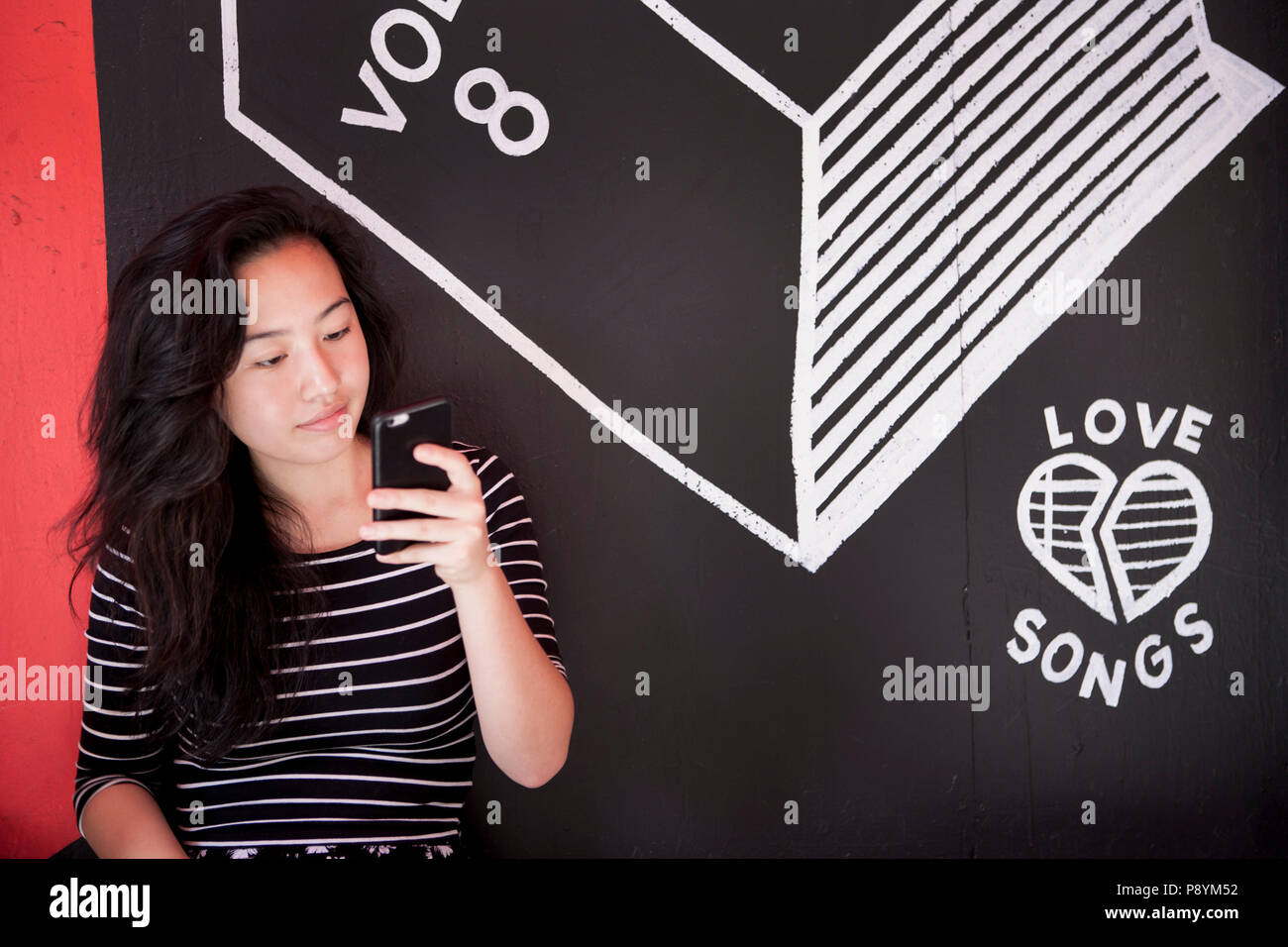 Teen girl looking at Phone Banque D'Images