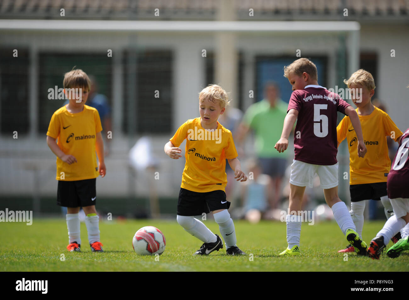 Les enfants les enfants jouer au soccer à jersey Banque D'Images