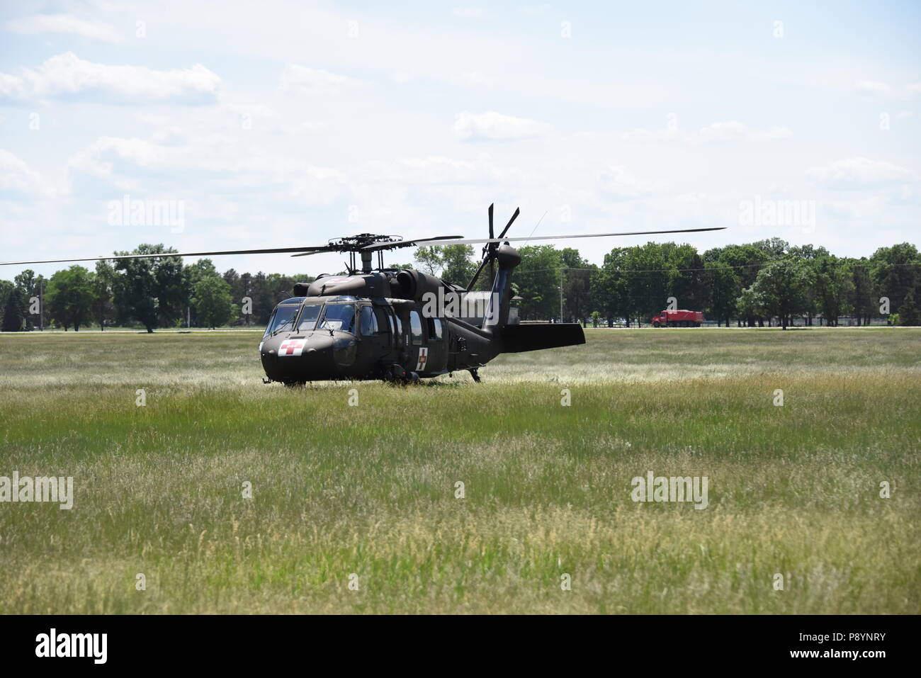 Soldats de 905th Engineer Battalion partie de la Garde nationale du Wisconsin aide rendu à une victime simulée pour être mis sur l'évacuation médicale de Blackhawk lors des traiing à Fort McCoy. Banque D'Images