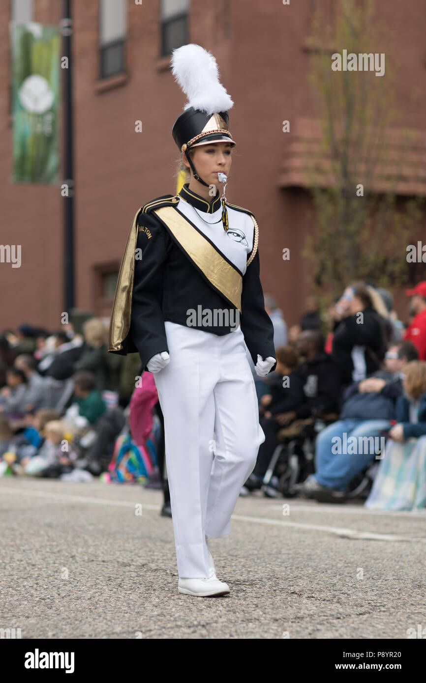 Holland, Michigan, USA - 12 mai 2018 Les membres de l'Hamilton High School Marching Band effectuer au Muziek Parade, pendant le Festival Le Temps des tulipes Banque D'Images